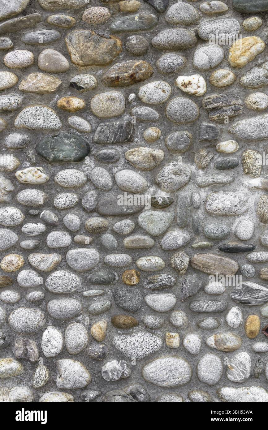 Vorderansicht einer Steinwand mit unregelmäßigem Schnitt Stockfoto
