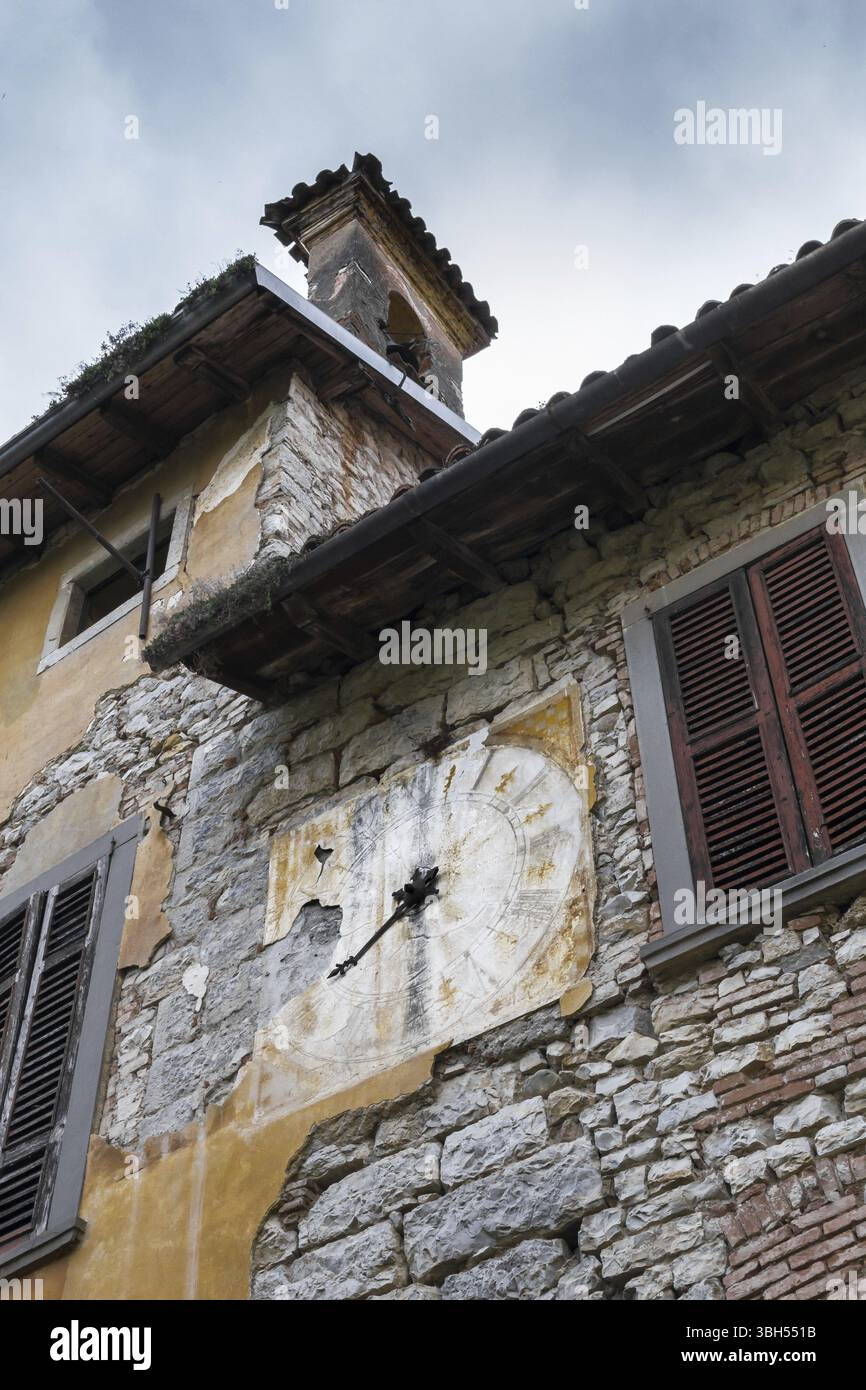 Mittelalterliche Uhr auf der Fassade des Hauses Stockfoto
