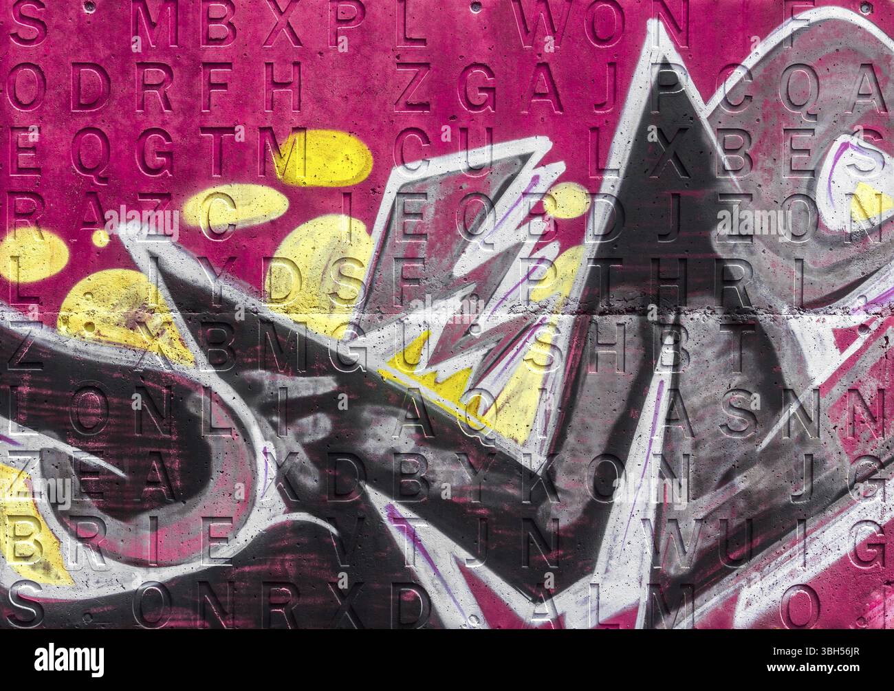 Graffiti an einer rosa Wand mit Alphabet eingraviert im Hintergrund Stockfoto