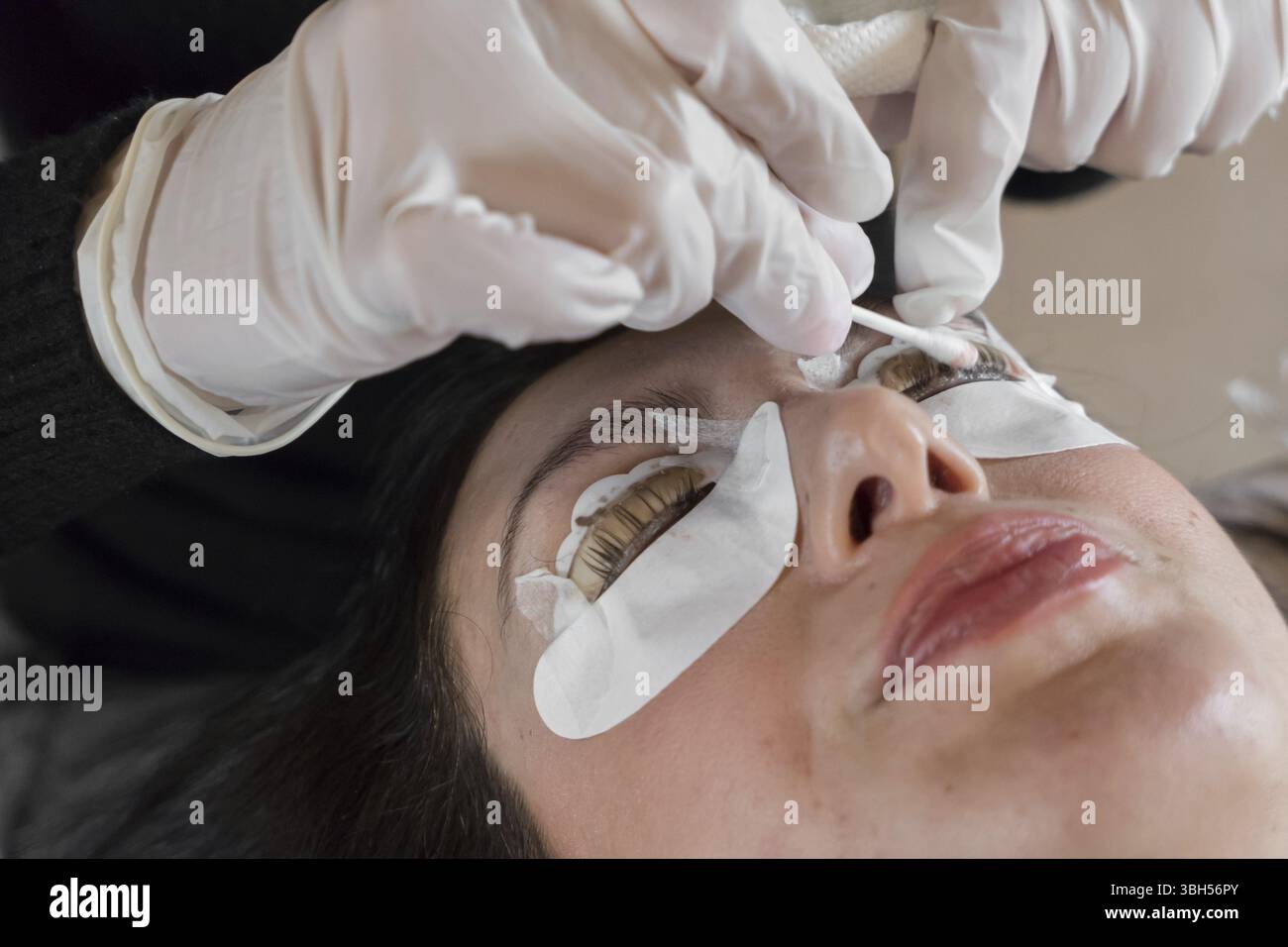 Kosmetisches Verfahren zum Färben und Laminieren von Wimpern. Verlängerung, Dauerwelle, Laminierung der Wimpern. Wimpernpflege Stockfoto