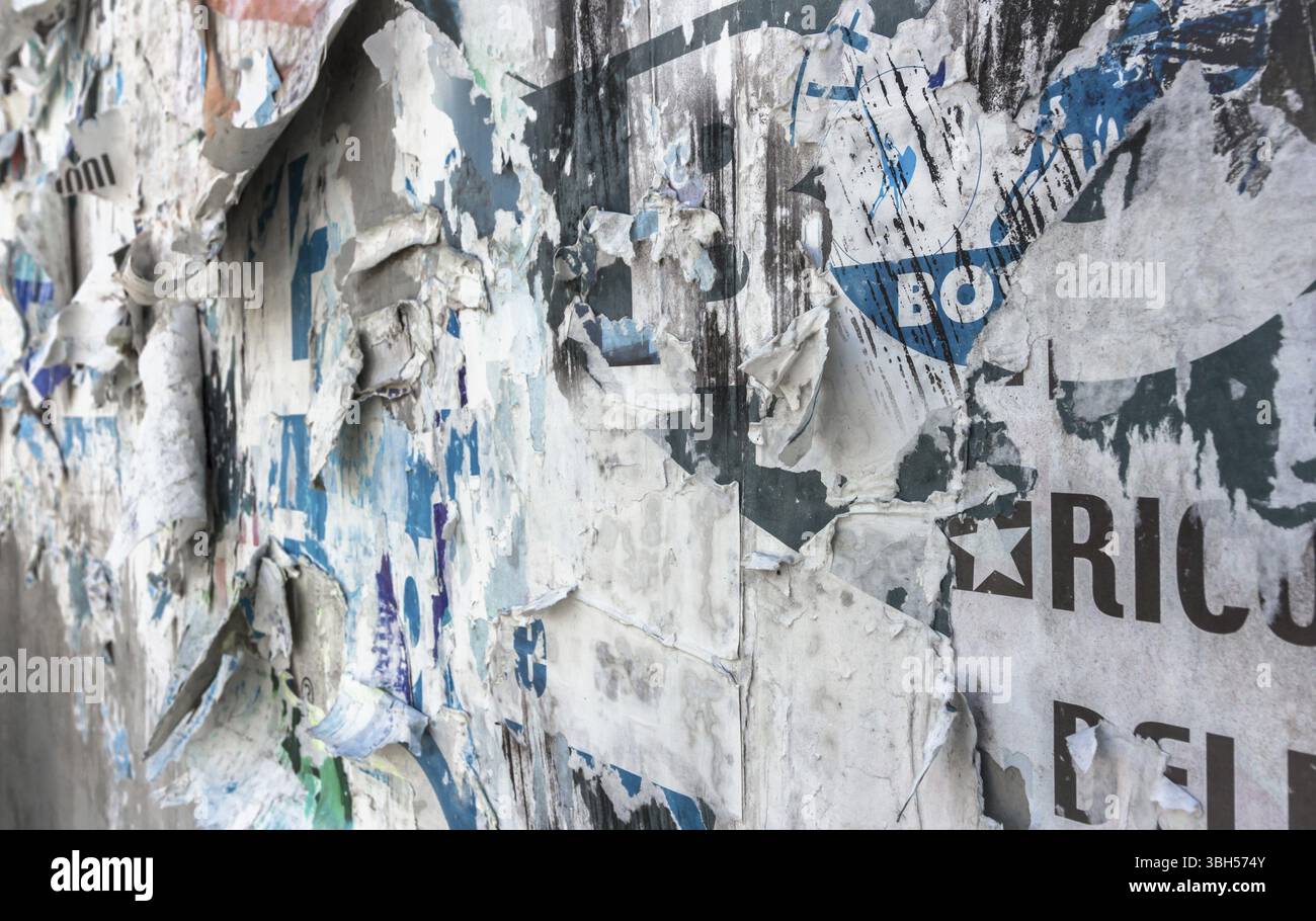 Alte zerrissene Poster. Grunge Poster Wand Stockfoto