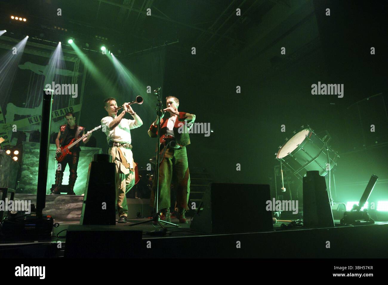 Die mittelalterliche Band in Extremo in der Sporthalle Hamburg, 01.11.13 Stockfoto