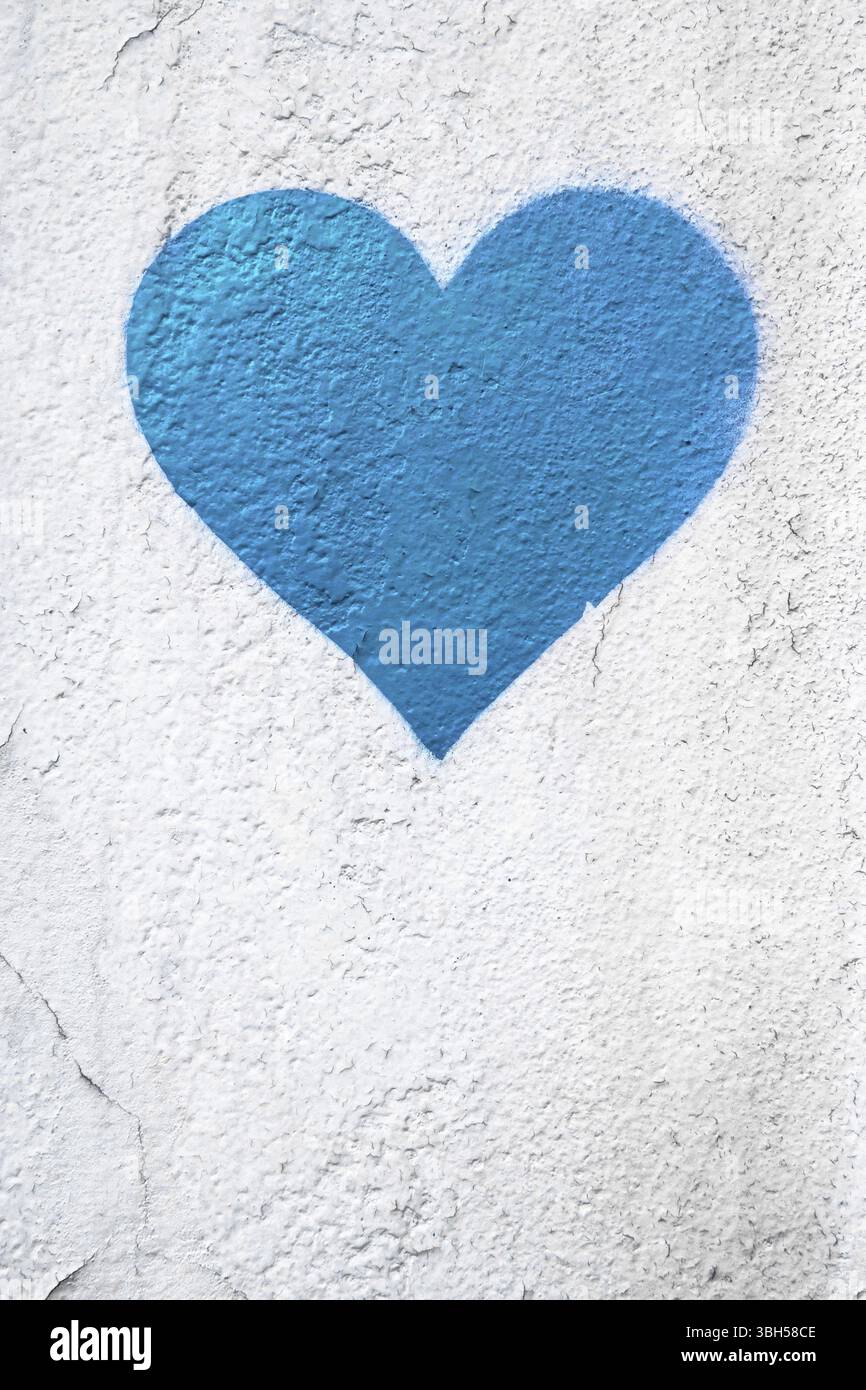 Hellblaues Liebesherz Hand auf grungy Wand gezeichnet. Trendiger Street-Style mit strukturiertem Hintergrund. Kopierbereich Stockfoto