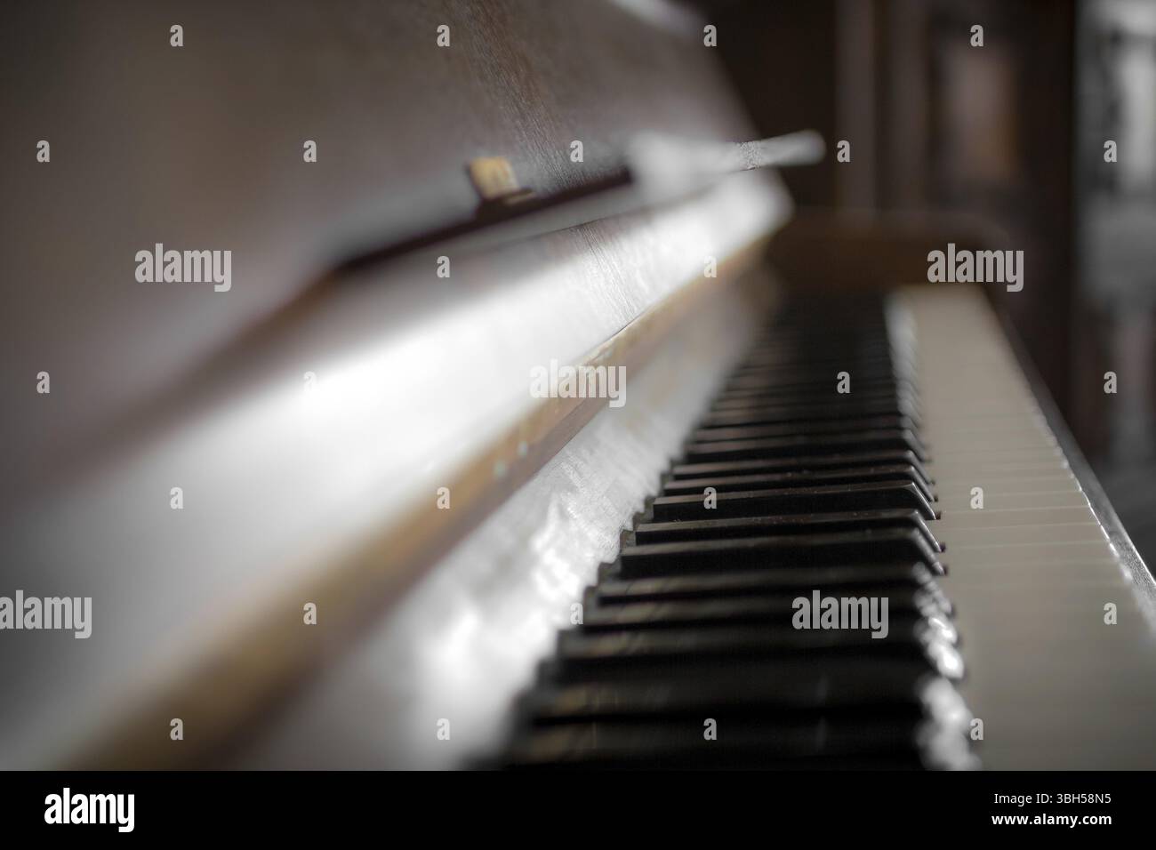 Großaufnahme einer Klaviertastatur aus braunem Holz Stockfoto