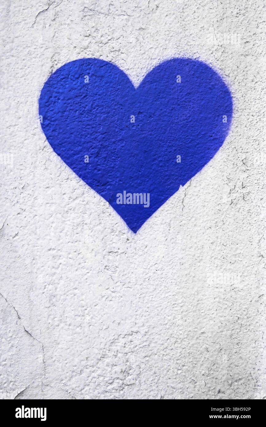 Blaue Liebe Herz Hand auf grungy Wand gezeichnet. Trendiger Street-Style mit strukturiertem Hintergrund. Kopierbereich Stockfoto Blaue Liebe Herz Hand auf grungy Wand gezeichnet. Trendiger Street-Style mit strukturiertem Hintergrund. Kopierbereich Stockfoto