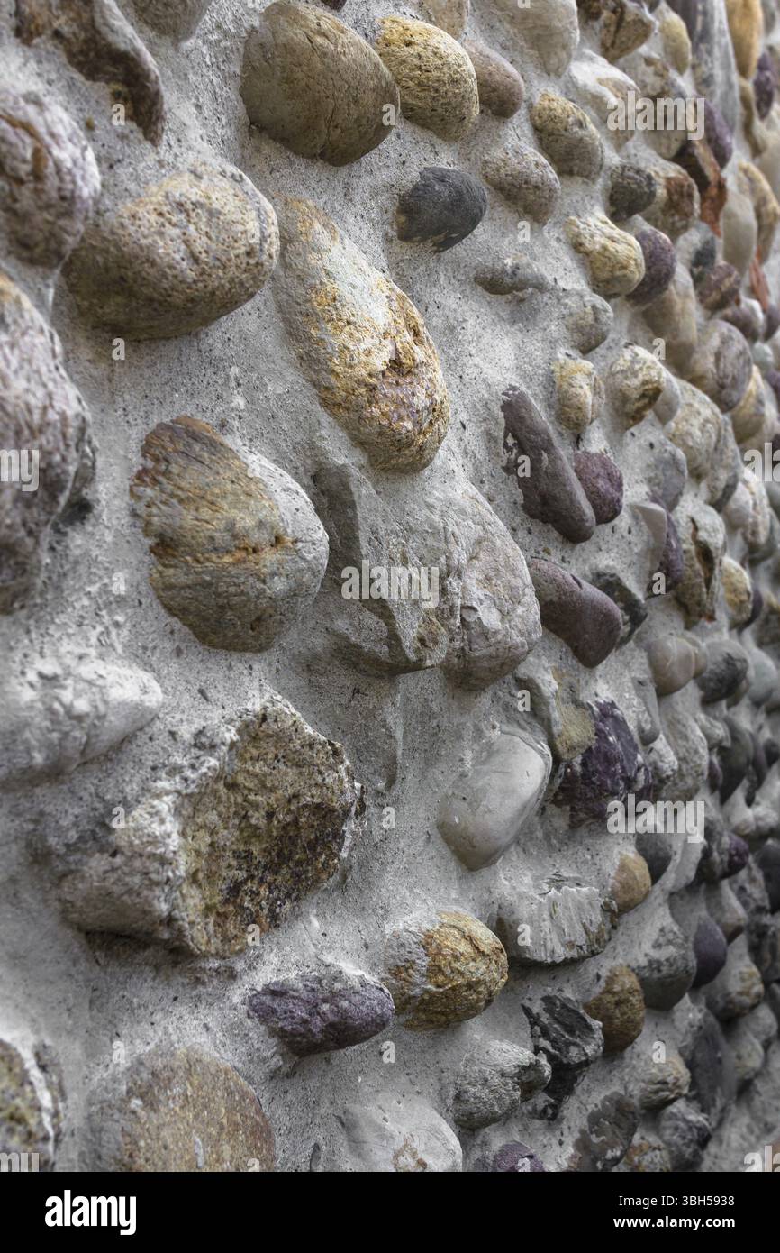 Vorderansicht einer Steinwand mit unregelmäßigem Schnitt Stockfoto