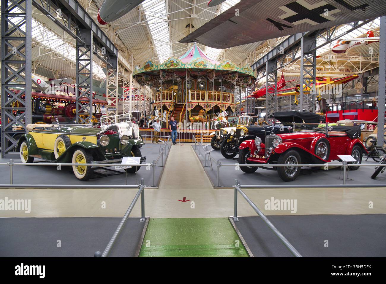SPEYER, DEUTSCHLAND - OKTOBER 2022: Grün gelb 1928 Rolls-Royce 40 50 HP Phantom I 1929 Great Gatsby und rot Mercedes-Benz 24 110 160 PS Typ 630 K cabri Stockfoto