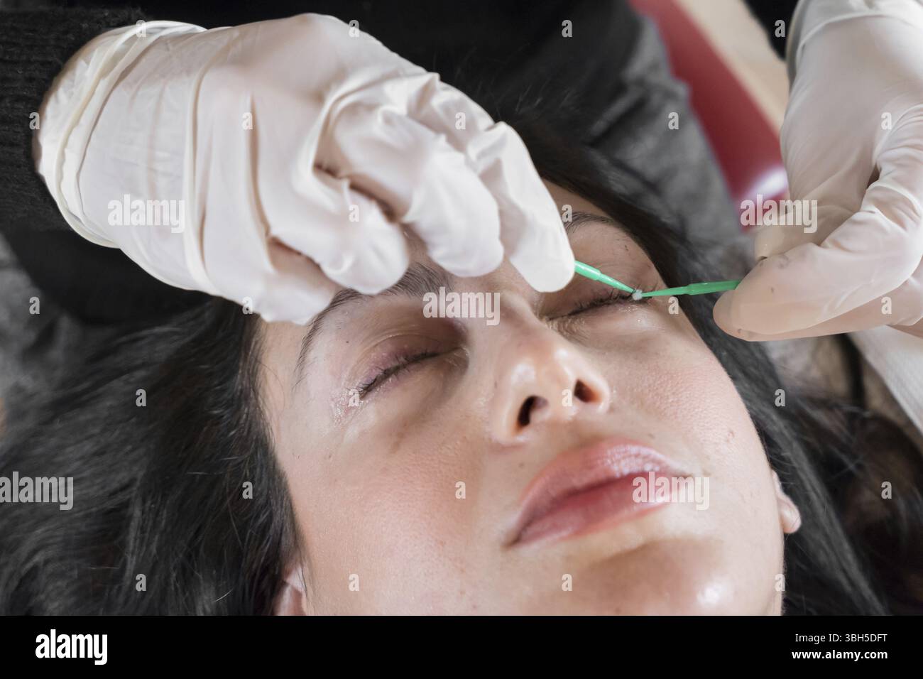 Kosmetisches Verfahren zum Färben und Laminieren von Wimpern. Verlängerung, Dauerwelle, Laminierung der Wimpern. Wimpernpflege Stockfoto