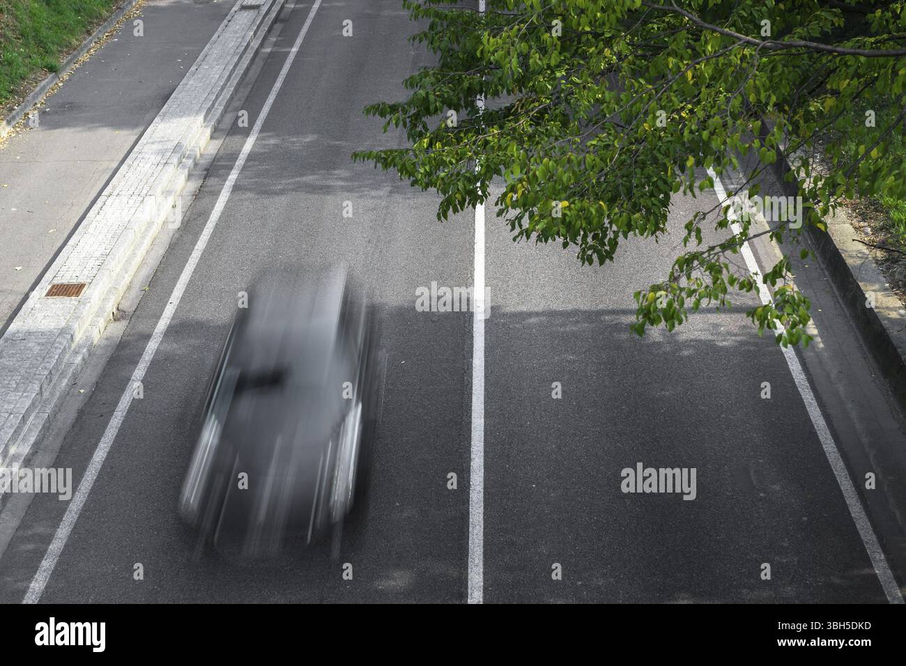 Motion Blur von Autos in Luftbild und über die Straße. (Geschwindigkeitsbegrenzungen - Verstöße-Kameras) Stockfoto