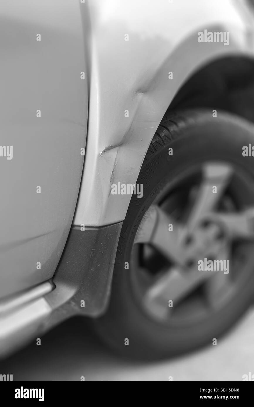 Dellen am Auto durch den Unfall. Geringe Schärfentiefe Stockfoto