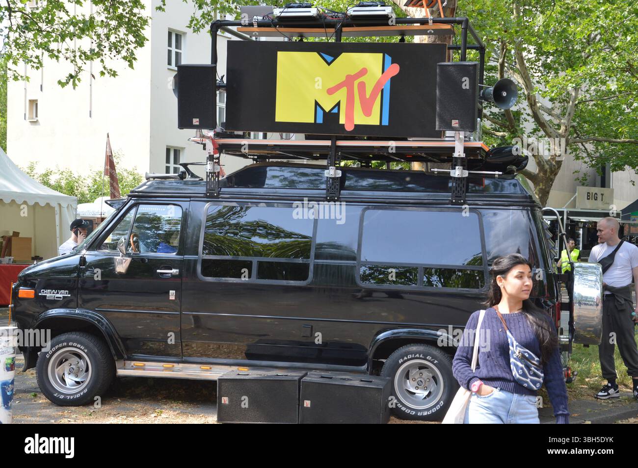 Berlin, Deutschland - 6. Juni 2025 - Karneval der Kulturen - Außenstände in Kreuzberg. (Foto: Markku Rainer Peltonen) Stockfoto