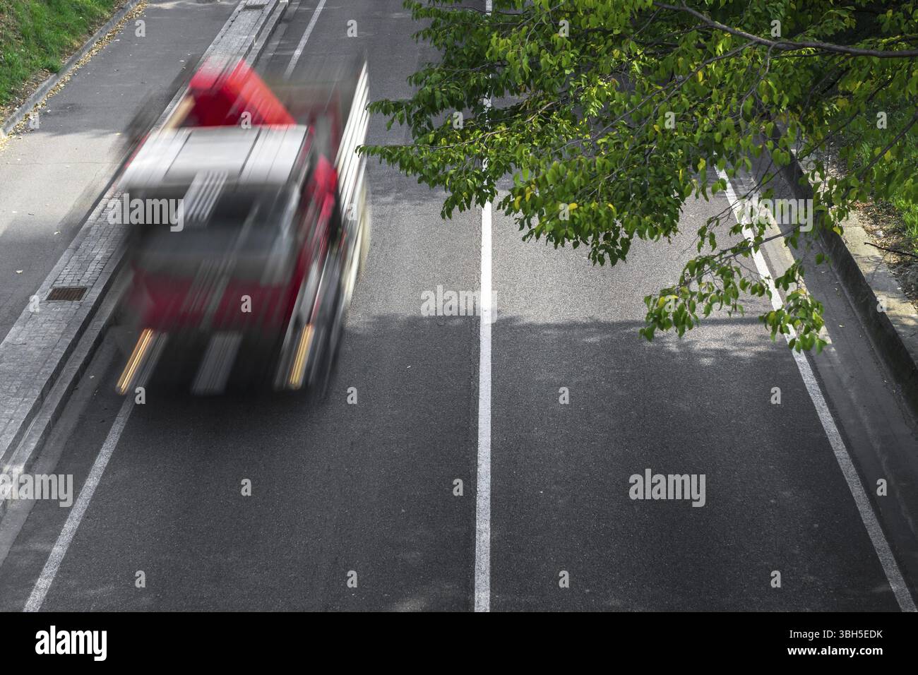 Motion Blur von Autos in Luftbild und über die Straße. (Geschwindigkeitsbegrenzungen - Verstöße-Kameras) Stockfoto