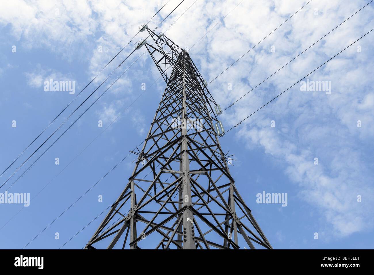 Elektrizitätskonzept, Nahaufnahme Hochspannungsfreileitungen Station. Hochspannungs-Strommast mit elektrischer Übertragung, Silhouetted Tower. Blauer Himmel und niedriger Winkel wetteifern Stockfoto