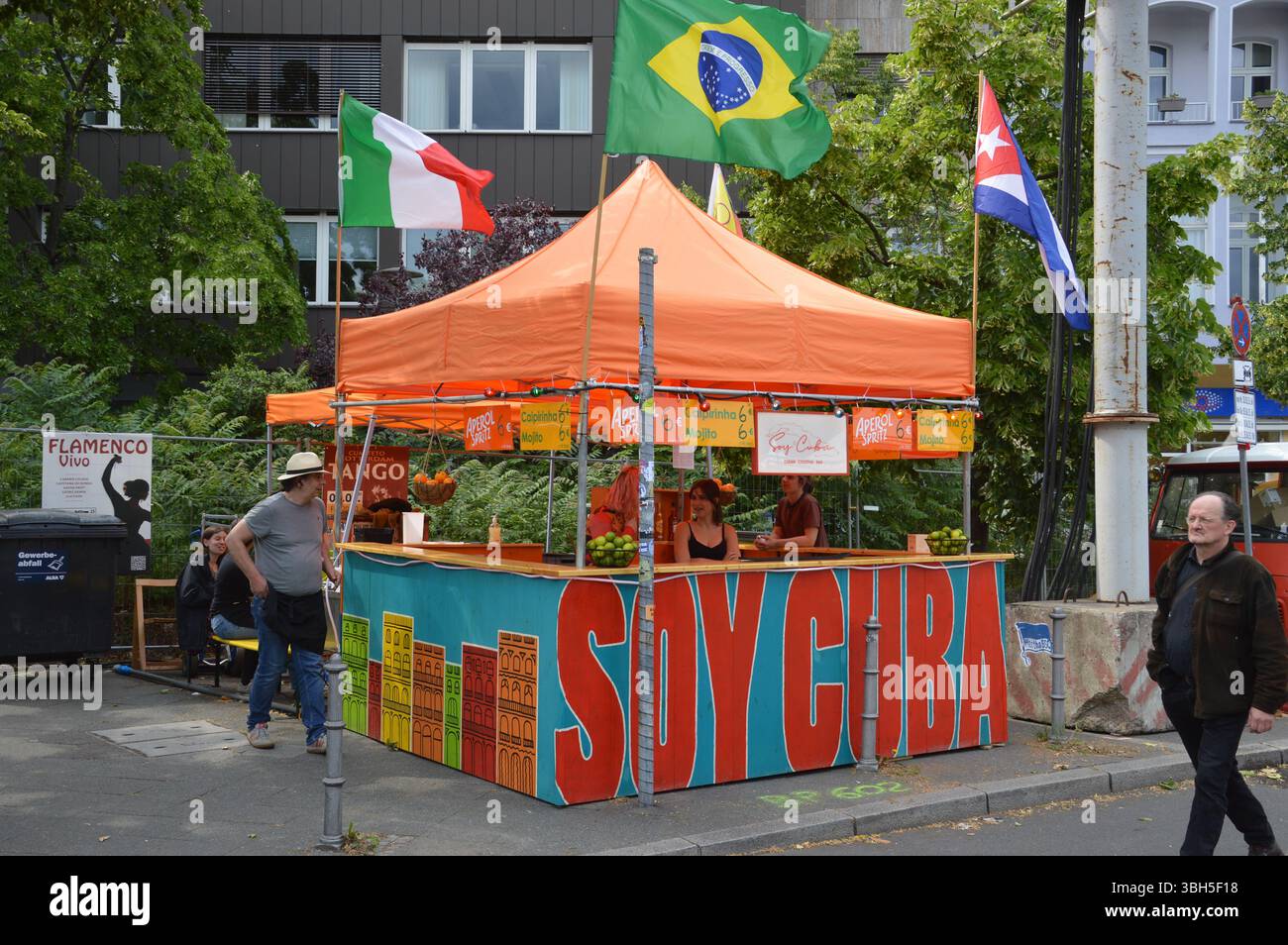 Berlin, Deutschland - 6. Juni 2025 - Karneval der Kulturen - Außenstände in Kreuzberg. (Foto: Markku Rainer Peltonen) Stockfoto
