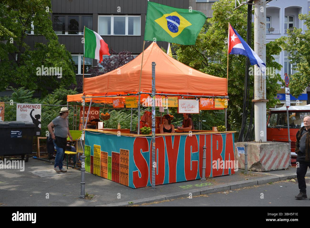 Berlin, Deutschland - 6. Juni 2025 - Karneval der Kulturen - Außenstände in Kreuzberg. (Foto: Markku Rainer Peltonen) Stockfoto