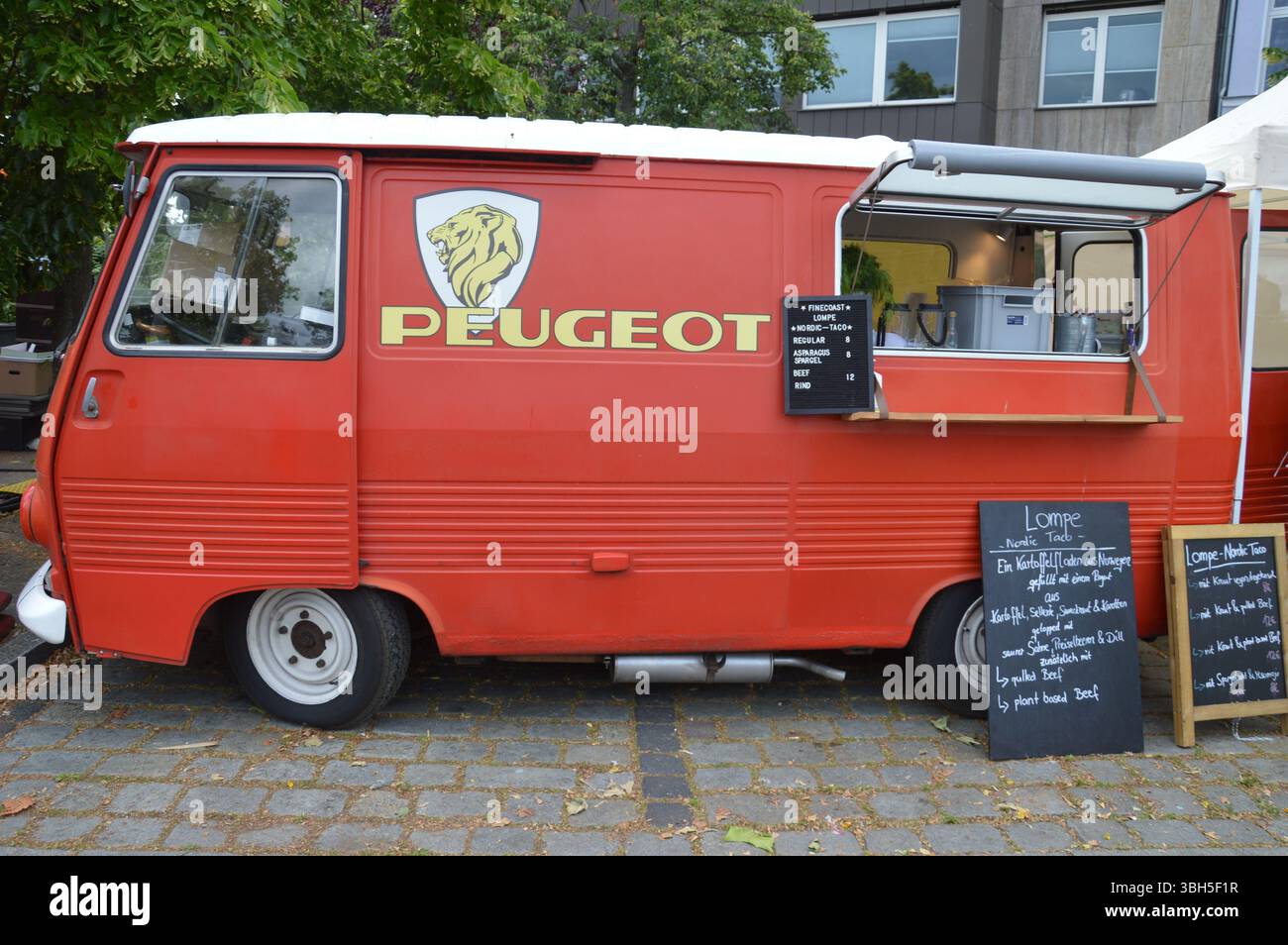 Berlin, Deutschland - 6. Juni 2025 - Karneval der Kulturen - Außenstände in Kreuzberg. (Foto: Markku Rainer Peltonen) Stockfoto