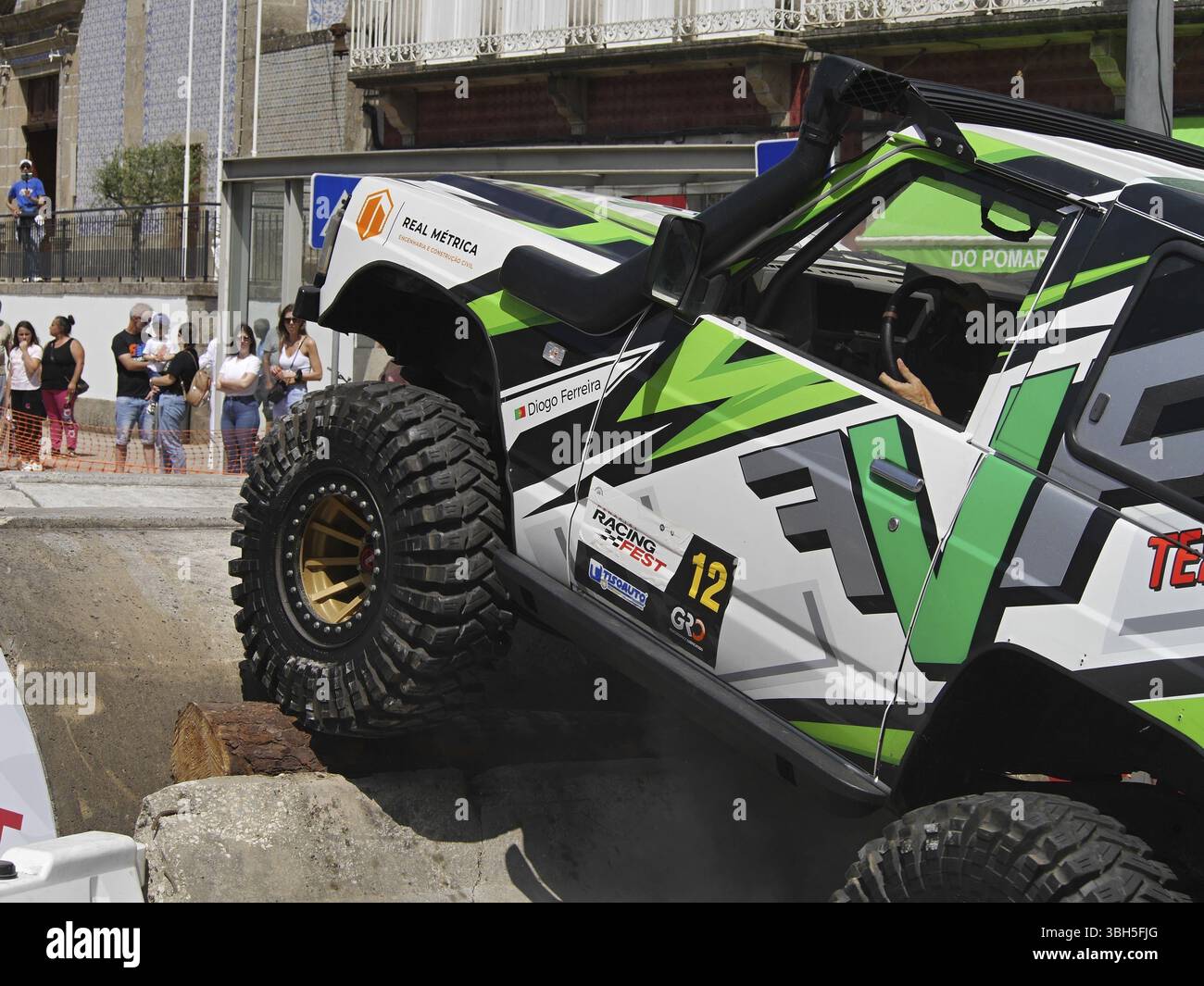 Nur die Besten überleben in diesem harten Wettkampf um 4x4 Monster Cars Stockfoto
