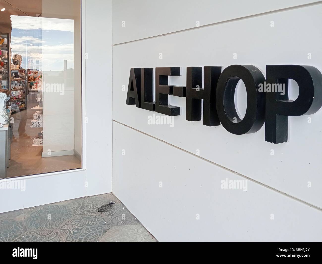 Palma de Mallorca, Spanien; 16. märz 2025: Hauptfassade eines Ladens des multinationalen Textilunternehmens Ale-Hop im Strandresort Palma de Mallorca Stockfoto