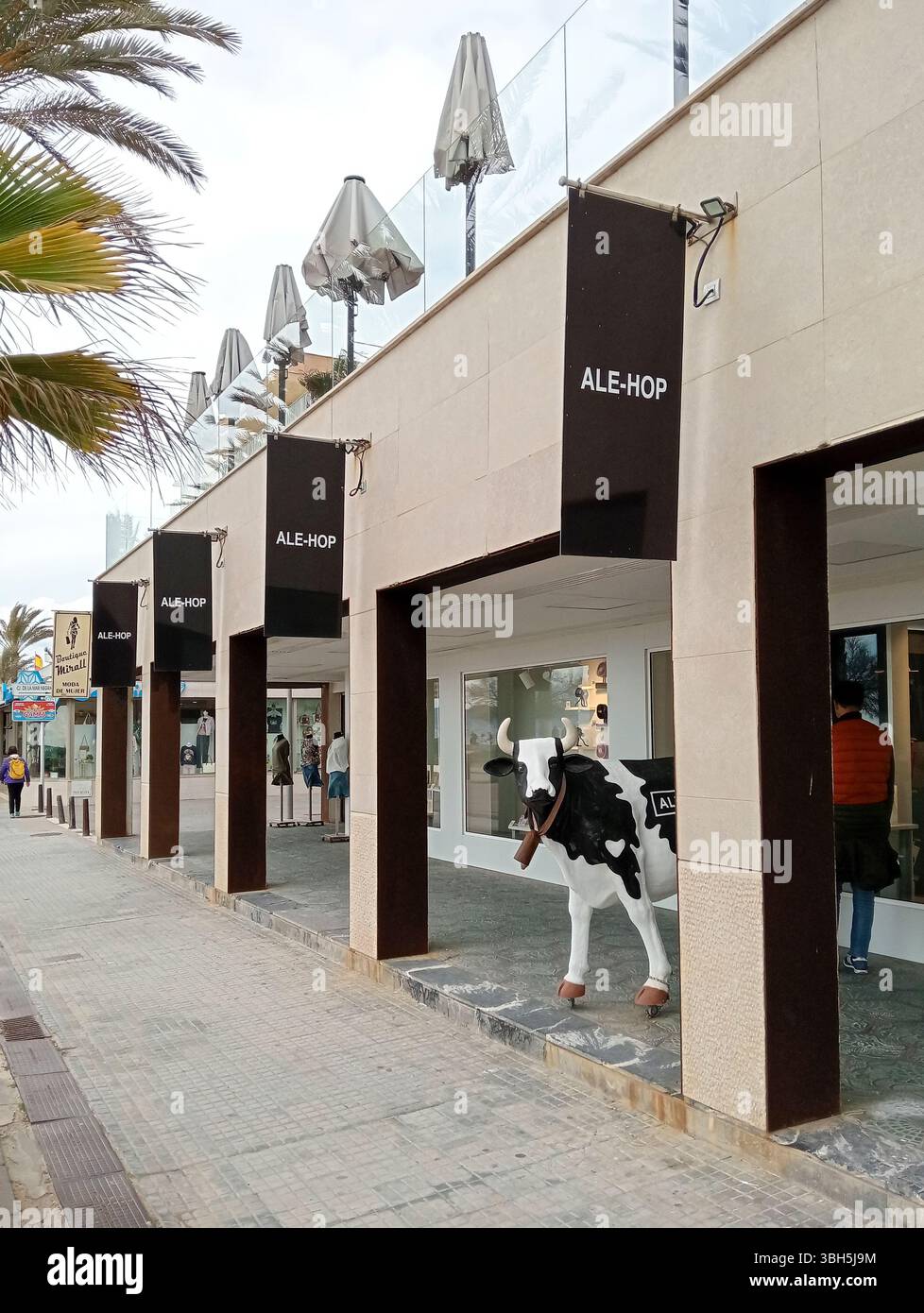 Palma de Mallorca, Spanien; 16. märz 2025: Hauptfassade eines Ladens des multinationalen Textilunternehmens Ale-Hop im Strandresort Palma de Mallorca Stockfoto