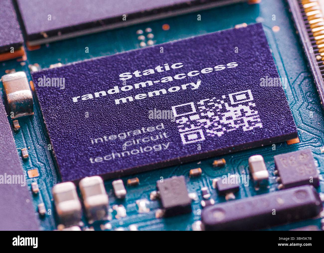 Statischer Arbeitsspeicher mit wahlfreiem Zugriff. Schneller flüchtiger Speicher mit Flipflops zur Datenspeicherung. Stockfoto