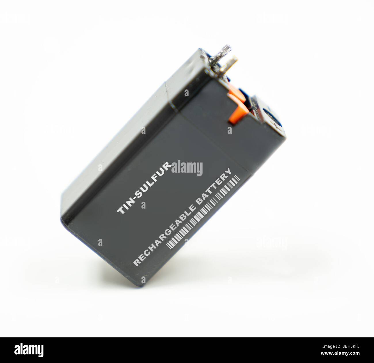 Zinn-Schwefel-Batterie. Experimentelle Chemie mit hohem Potenzial. Stockfoto