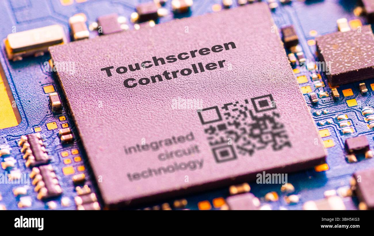 Touchscreen-Controller. Microchip zur Verarbeitung von Eingaben von Touchscreens. Stockfoto