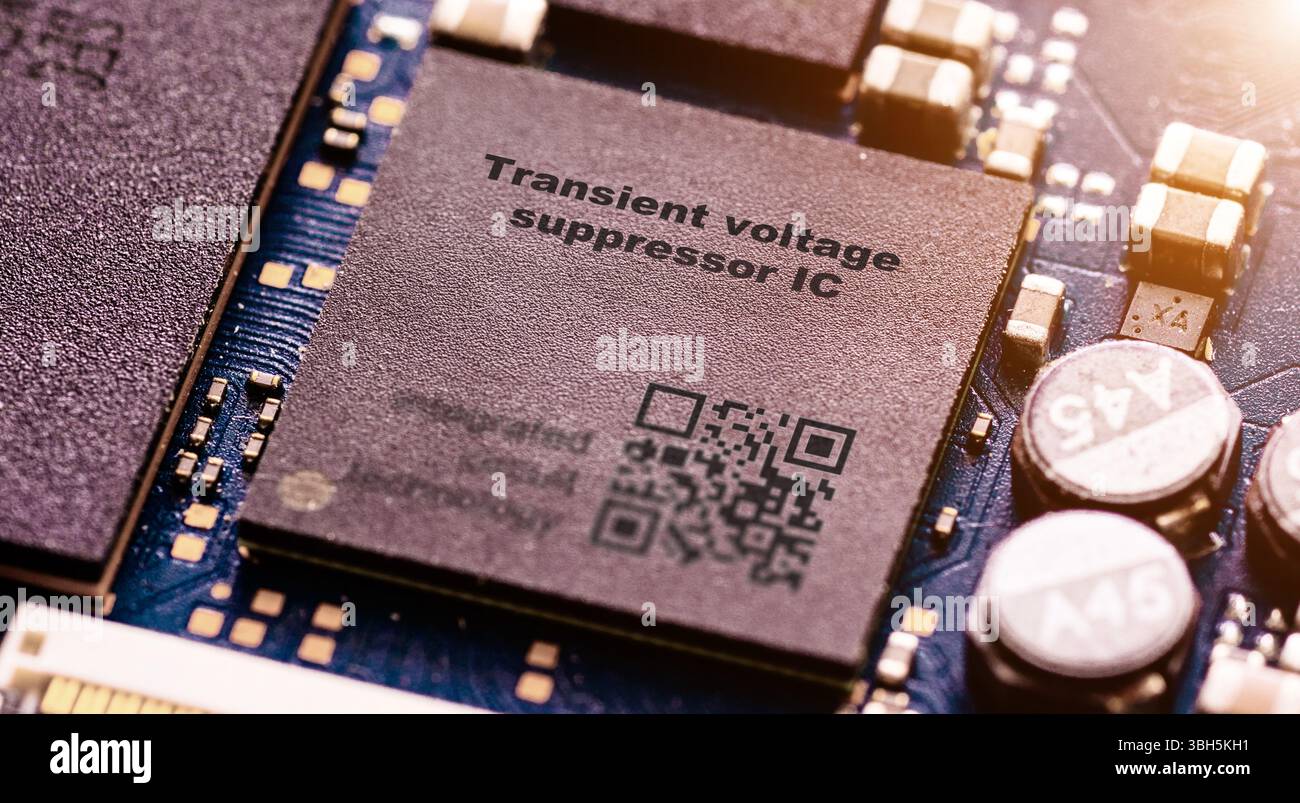 Mikrochip für transienten Spannungsunterdrückung. Schützt Stromkreise vor Spannungsspitzen und Überspannungen. Stockfoto