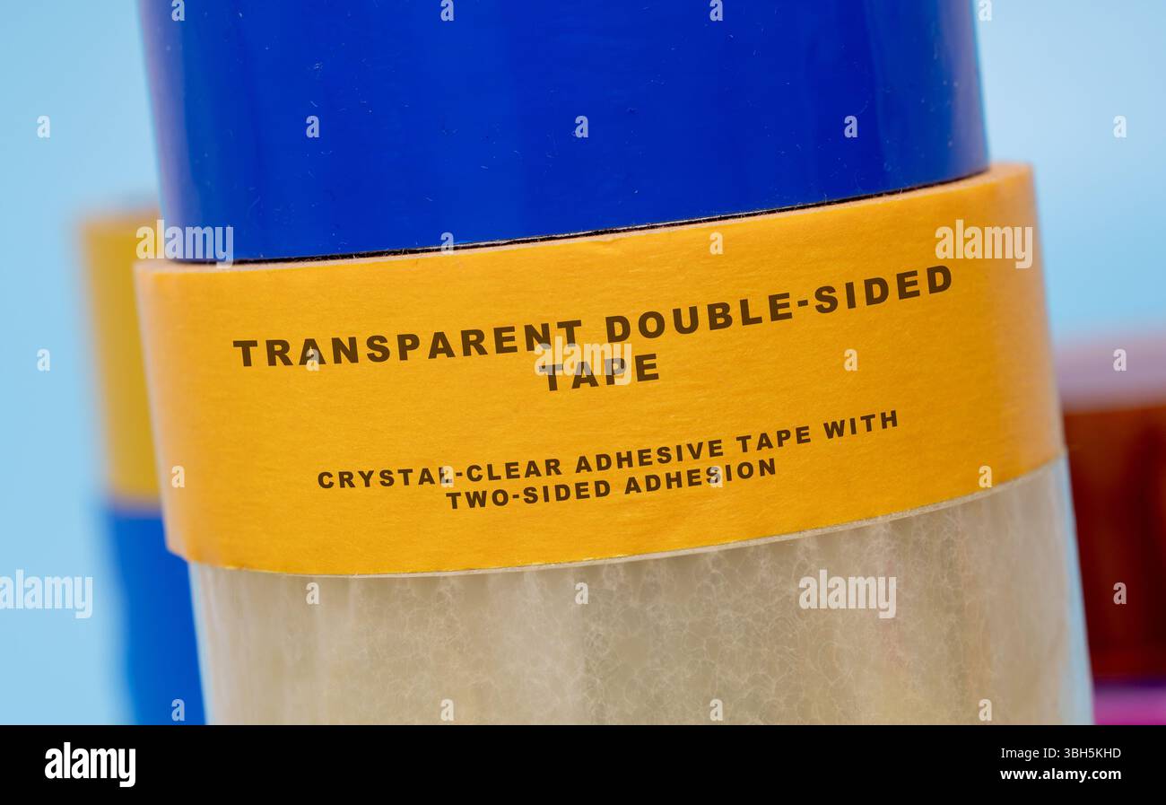 Transparentes doppelseitiges Klebeband. Kristallklares Klebeband mit beidseitiger Haftung. Bietet eine diskrete Verklebung für leichte oder dekorative Gegenstände. Stockfoto