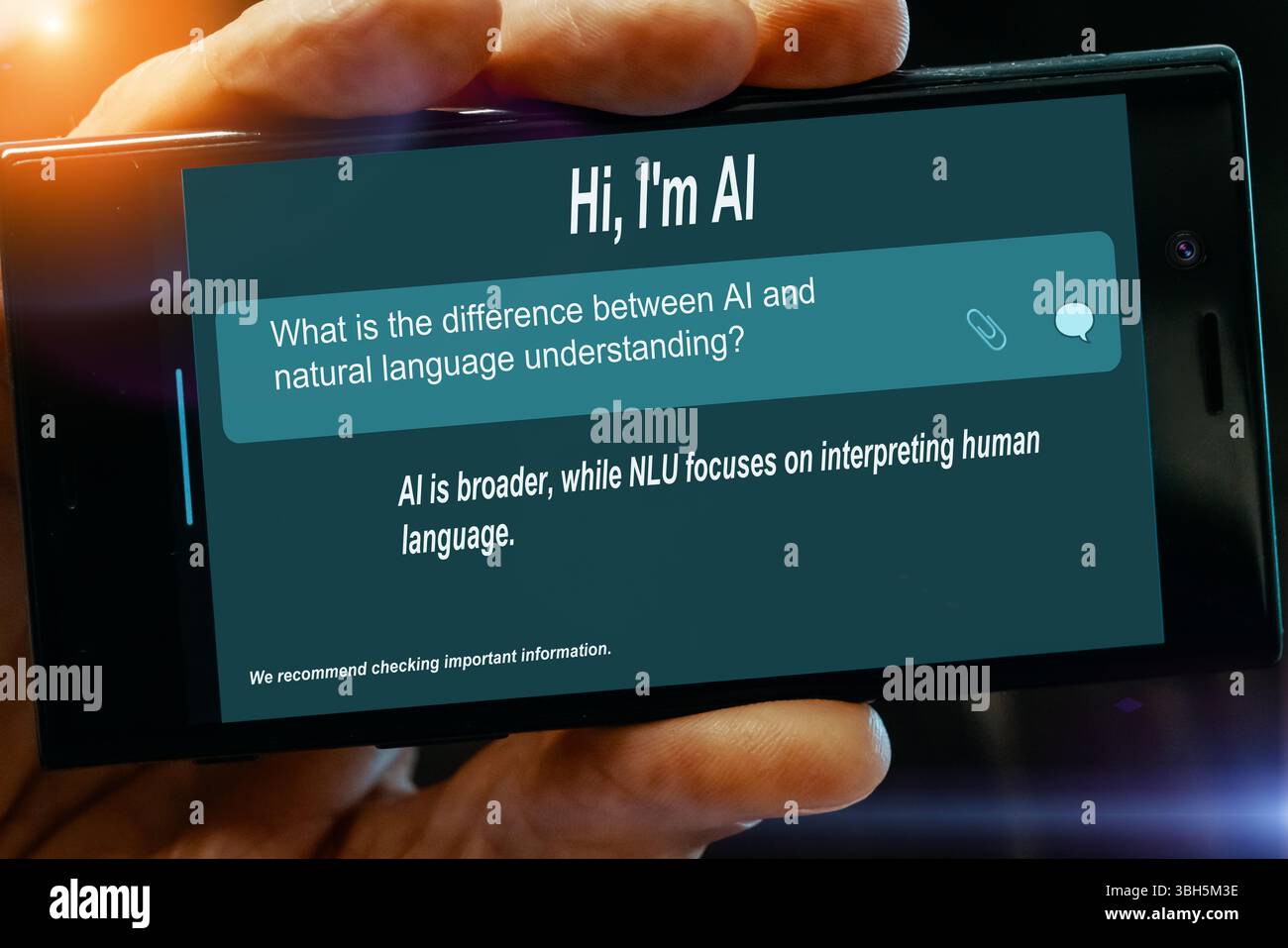 Frage für KI auf dem Tablet-Bildschirm. Was ist der Unterschied zwischen? KI und natürliches Sprachverständnis? Stockfoto