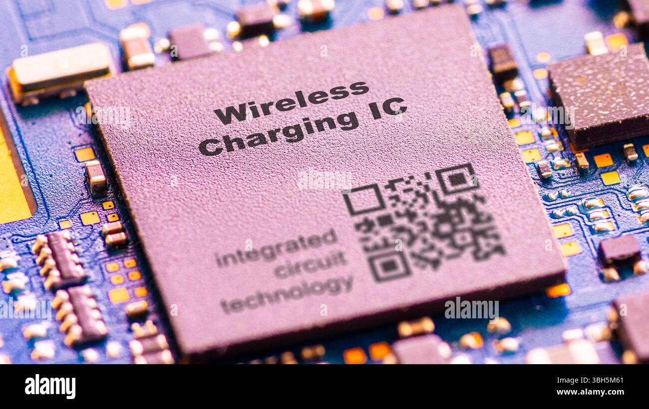 Mikrochip für drahtloses Laden. Microchip für die drahtlose Energieübertragung auf Geräte. Stockfoto