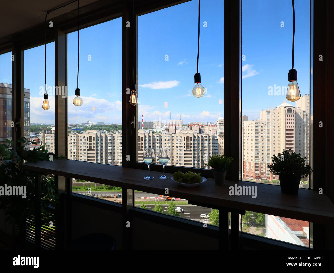 Der moderne Blick auf die Stadt bietet eine malerische Stadtlandschaft, ergänzt durch ein stilvolles und einladendes Interieur Stockfoto