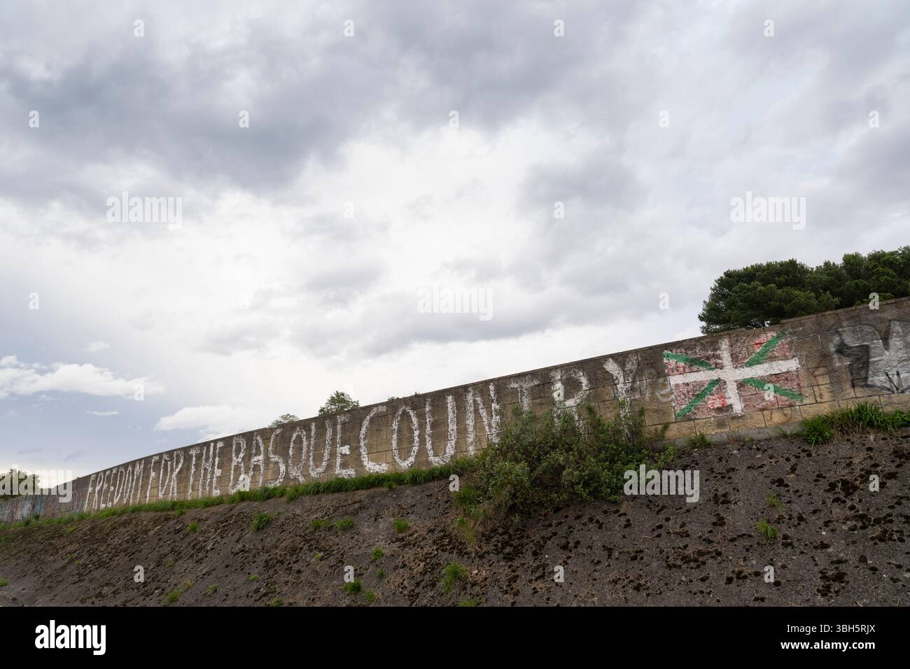 Eine Botschaft zur Unterstützung der „Freiheit für das Baskenland“ ziert eine Mauer entlang des Camino del Norte in der Nähe des Dorfes Abanto-Zierbena im Baskenland Stockfoto