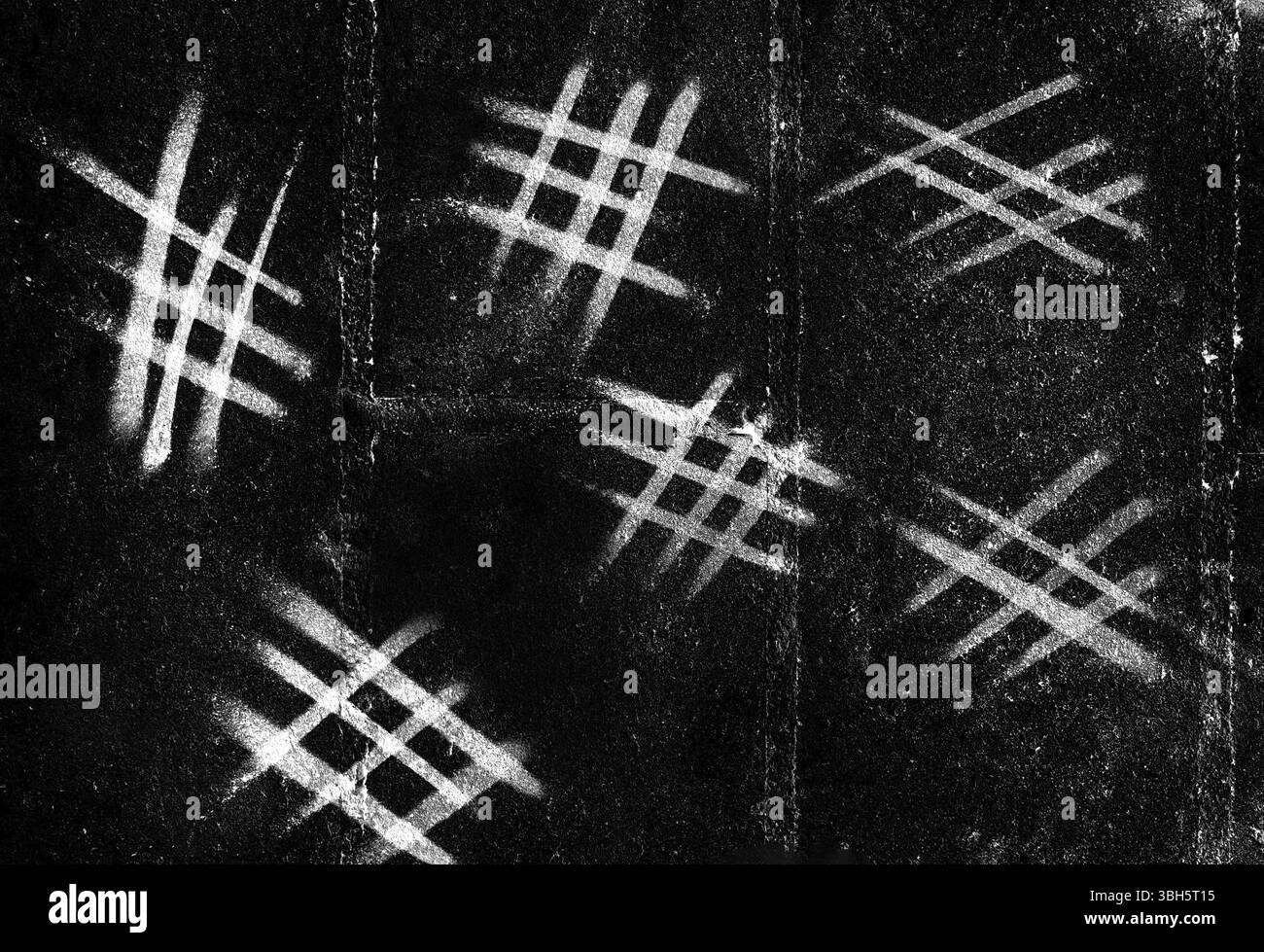 Zählmarken Kalender auf einer schwarzen Wand von weißer Kreide geschrieben. Handgefertigte Tally-Markierungen, die mit weißer Kreide an die Wand geschrieben wurden. Endloser pandemie-Lockdown, lo Stockfoto