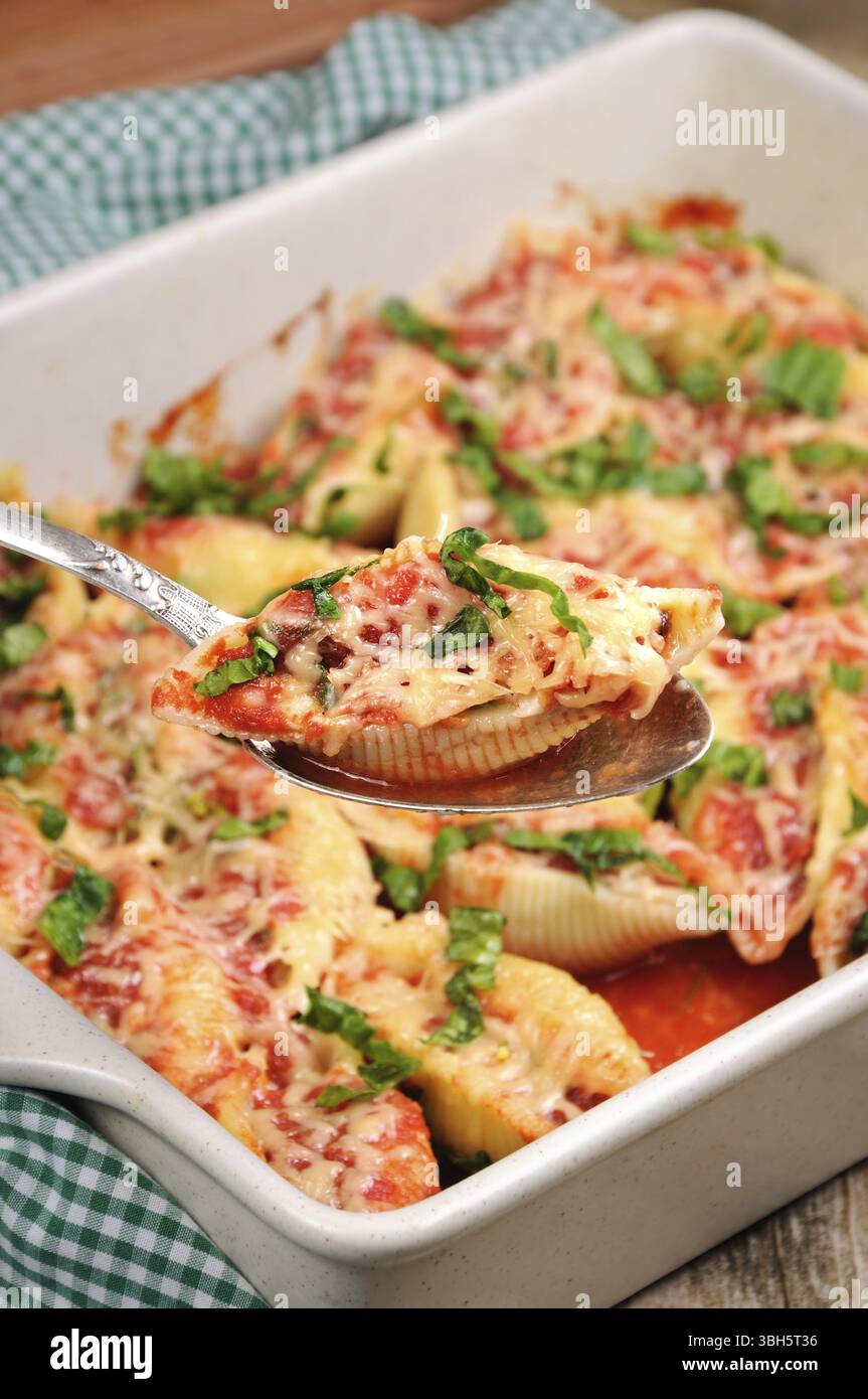 Pasta Conchiglioni Schalen gefülltes Hackfleisch mit Spinat und Tomatensauce, Parmesankäse Stockfoto