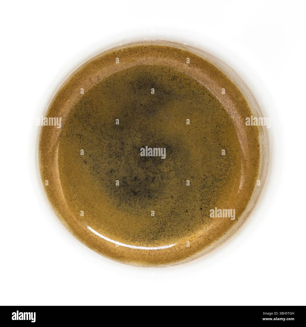 Frischer Espresso auf weißem Hintergrund, Blick von oben Stockfoto