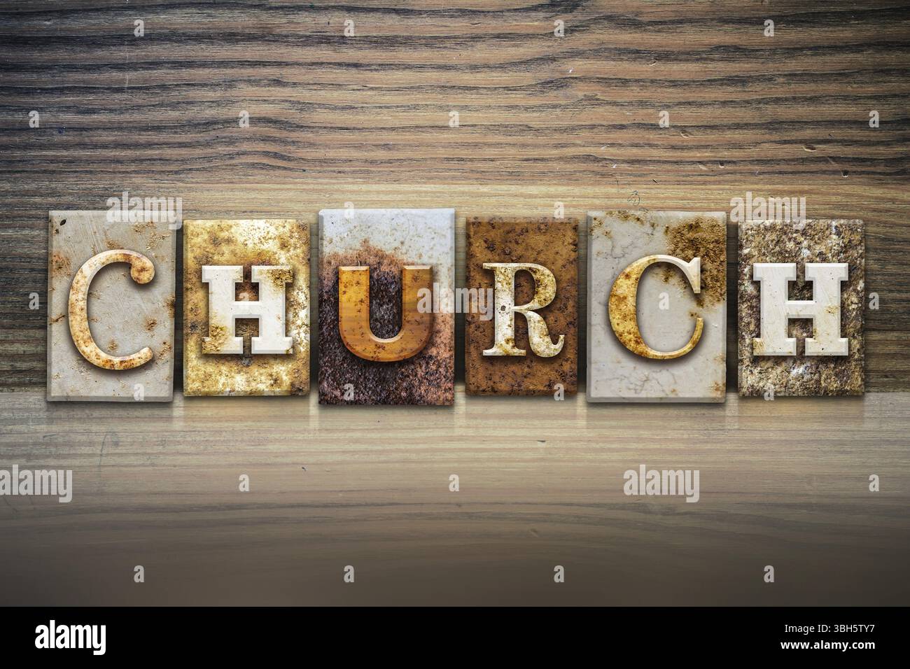 Das Wort KIRCHE in rostigem Metall-Buchdruck geschrieben auf einem hölzernen Vorsprung Hintergrund Stockfoto
