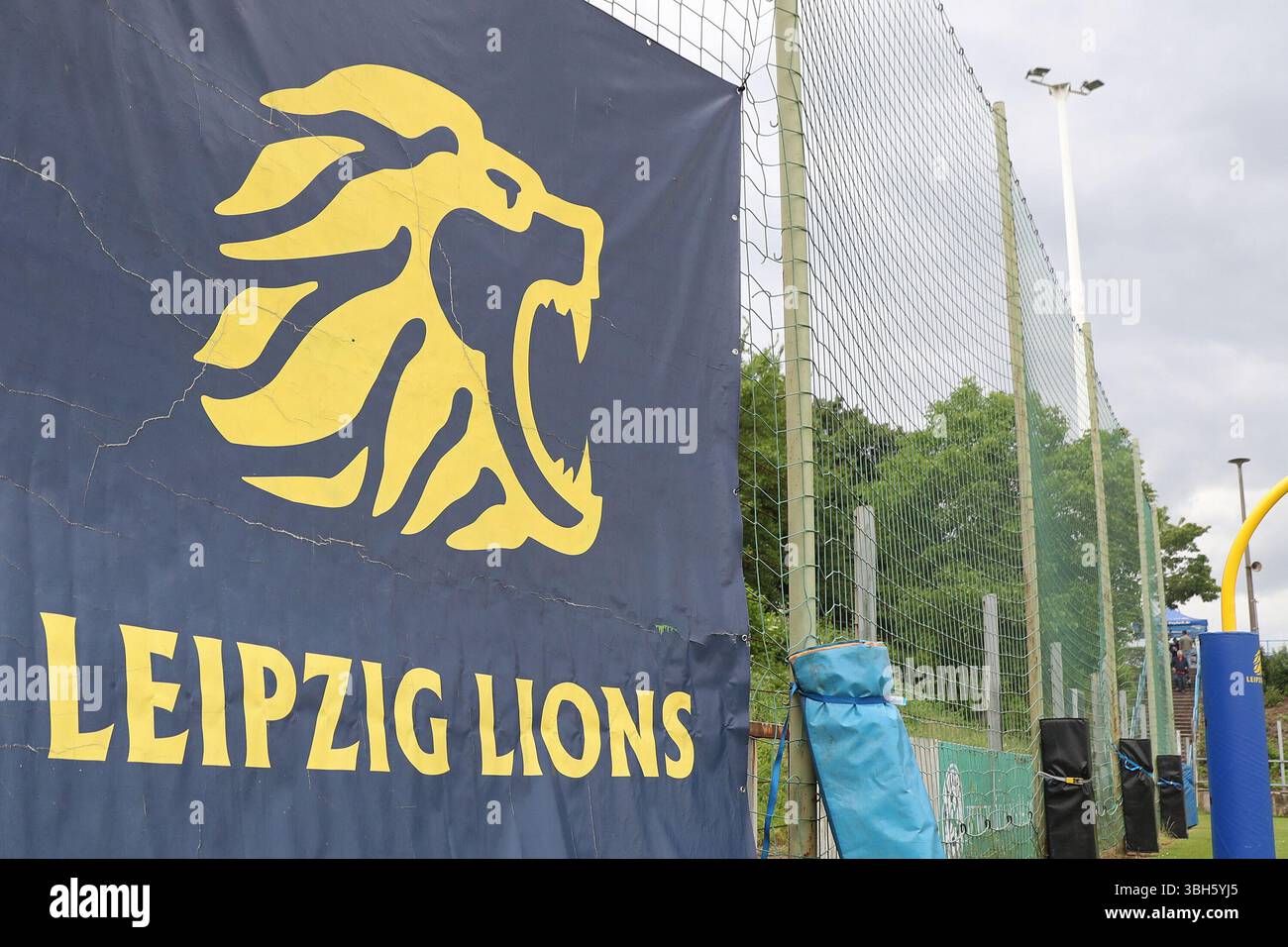 Markkleeberg, Deutschland. Juni 2025. Banner mit dem Logo und Schriftzug der Leipziger Lions. Symbolbild, Feature. Deutsche Fußballliga 2/Gruppe Nord, Saison 2025: Leipzig Lions vs. Langenfeld Longhorns am 07.06.25 im Sportpark Camillo Ugi, Markkleeberg. Quelle: dpa/Alamy Live News Stockfoto