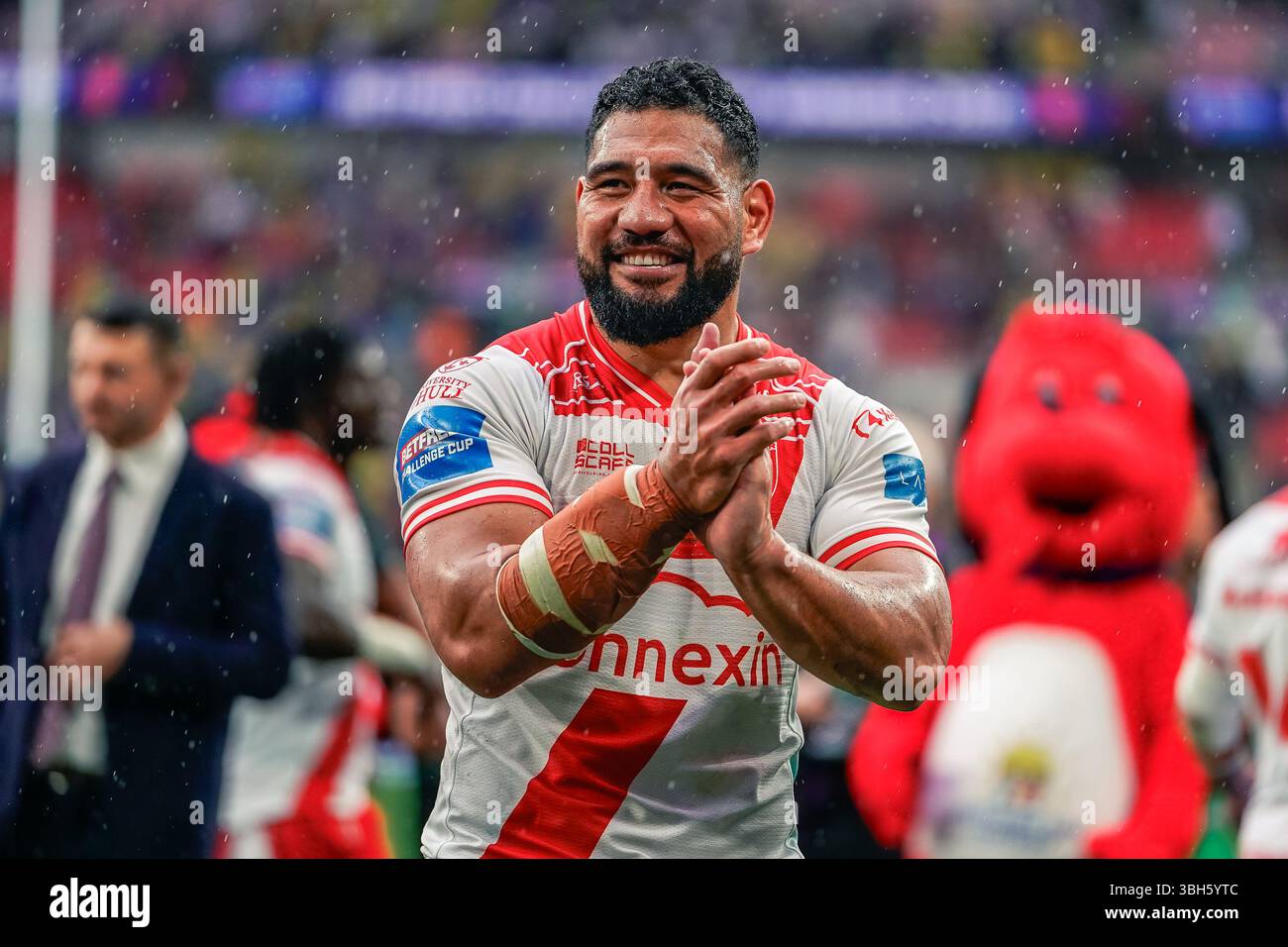 LONDON, ENGLAND - 7. JUNI: Kelepi Tanginoa von den Hull Kingston Rovers nach dem Spiel zwischen Warrington Wolves und Hull KR im Wembley Stadium am 7. Juni 2025 in London England. (Foto: James Giblin) Stockfoto