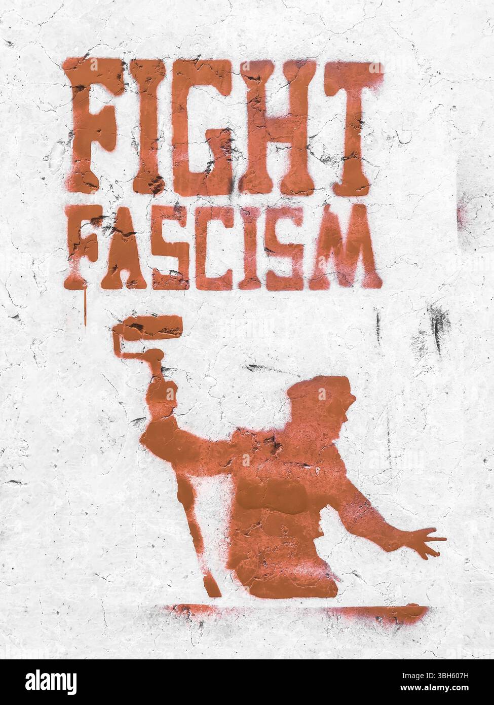 KAMPF GEGEN DEN FASCHISMUS, grafische Botschaft an der alten Wand, anarchistische Ästhetik. Appell zum Boykott faschistischer Intoleranz. Förderung der Vielfalt Stockfoto