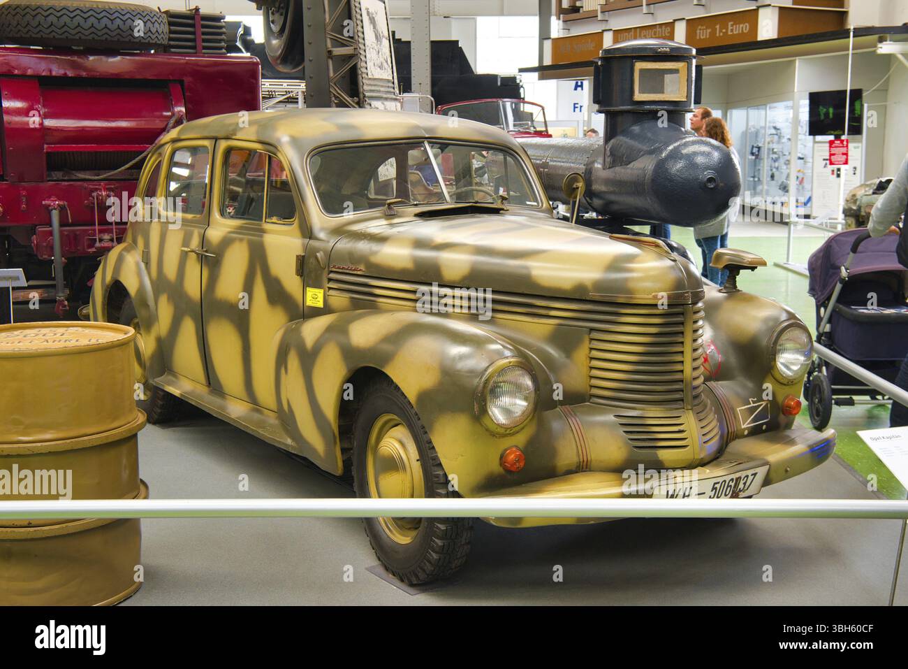 SPEYER, DEUTSCHLAND - OKTOBER 2022: Gelbes Militär-Khaki OPEL CAPTAIN KAPITAN 1939 Retro-Auto im Technikmuseum Speyer Stockfoto