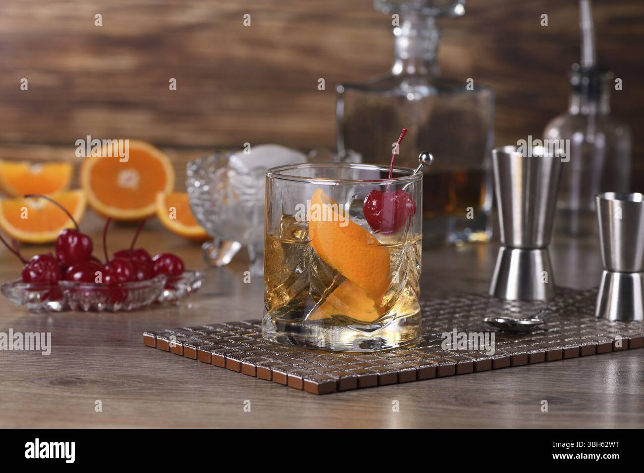 Cocktail Old Fashioned ist eine altmodische Raffinesse aus Whiskey und süßem Sirup. Serviert mit Eis, Orangenschale und Maraschino-Kirsche Stockfoto