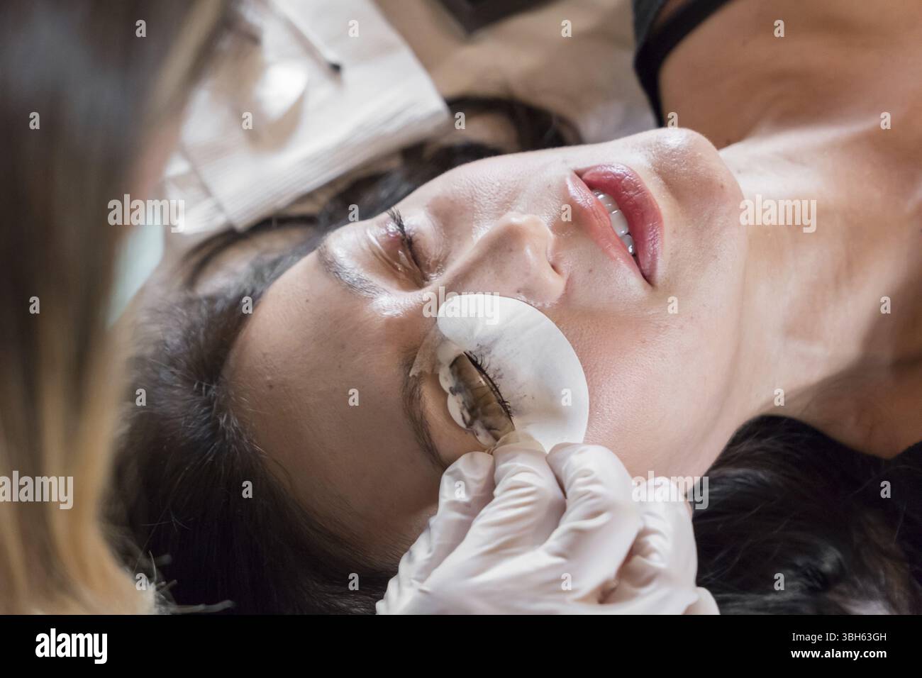 Kosmetisches Verfahren zum Färben und Laminieren von Wimpern. Verlängerung, Dauerwelle, Laminierung der Wimpern. Wimpernpflege Stockfoto