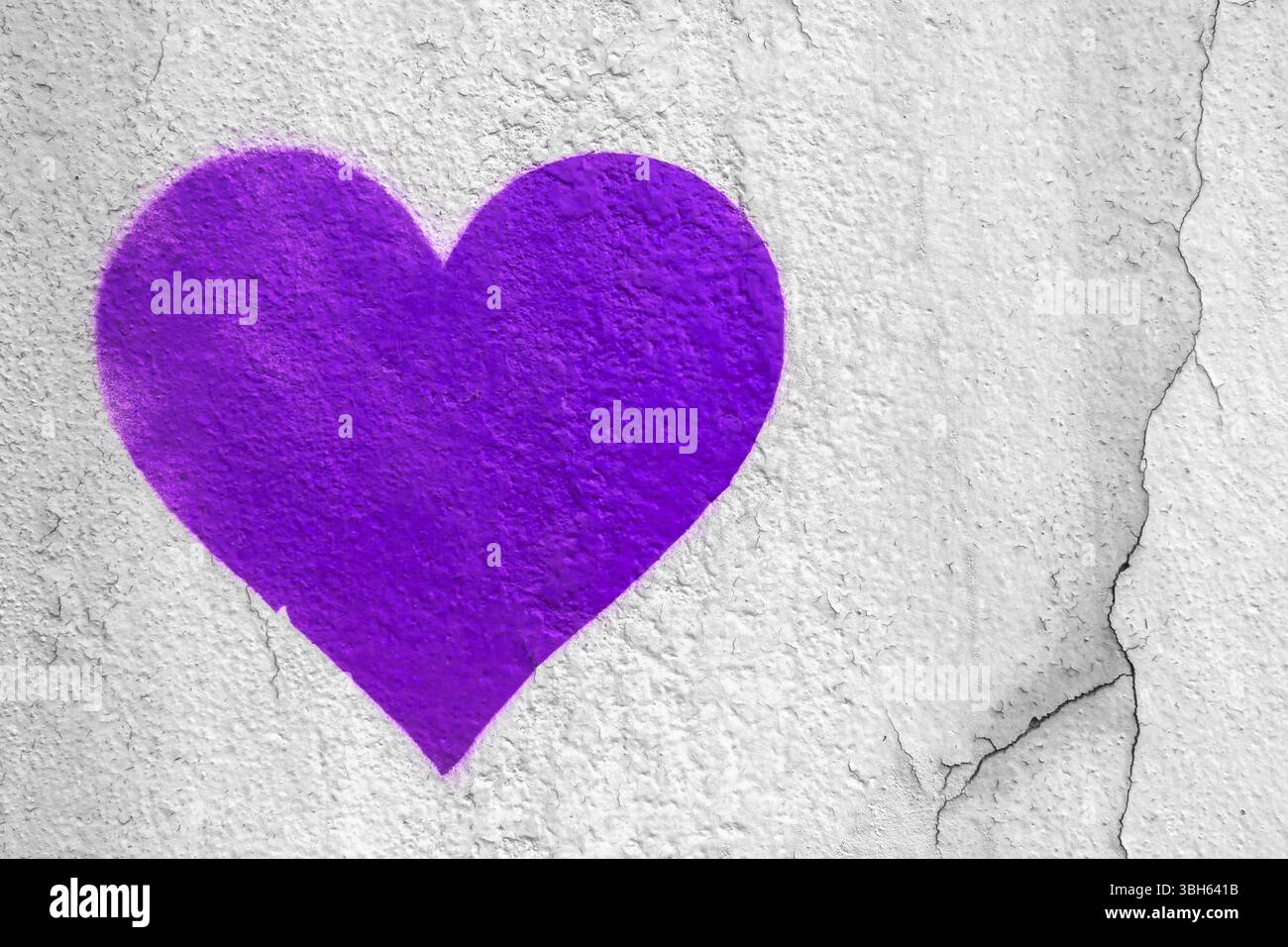 Lila Liebesherz Hand auf grungy Wand gezeichnet. Trendiger Street-Style mit strukturiertem Hintergrund Stockfoto Lila Liebesherz Hand auf grungy Wand gezeichnet. Trendiger Street-Style mit strukturiertem Hintergrund Stockfoto