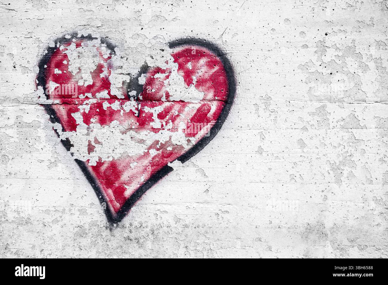 Großes schwarz-rotes Herz, an der Wand mit Sprühfarbe gemalt, ein Symbol der Liebe. Valentinstag Stockfoto