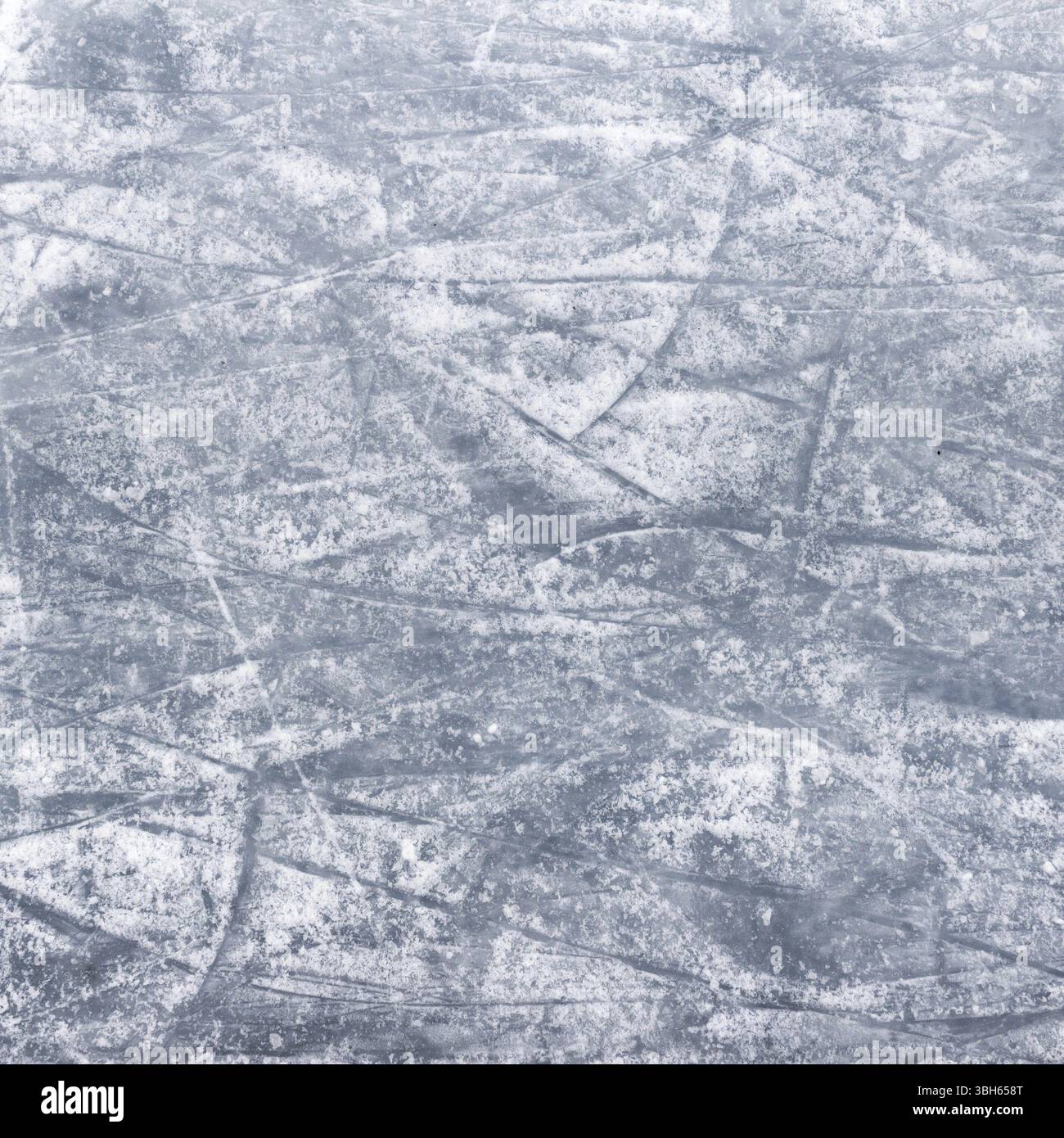 Kratzer auf der Oberfläche des Eises. Eislaufbahn Stockfoto