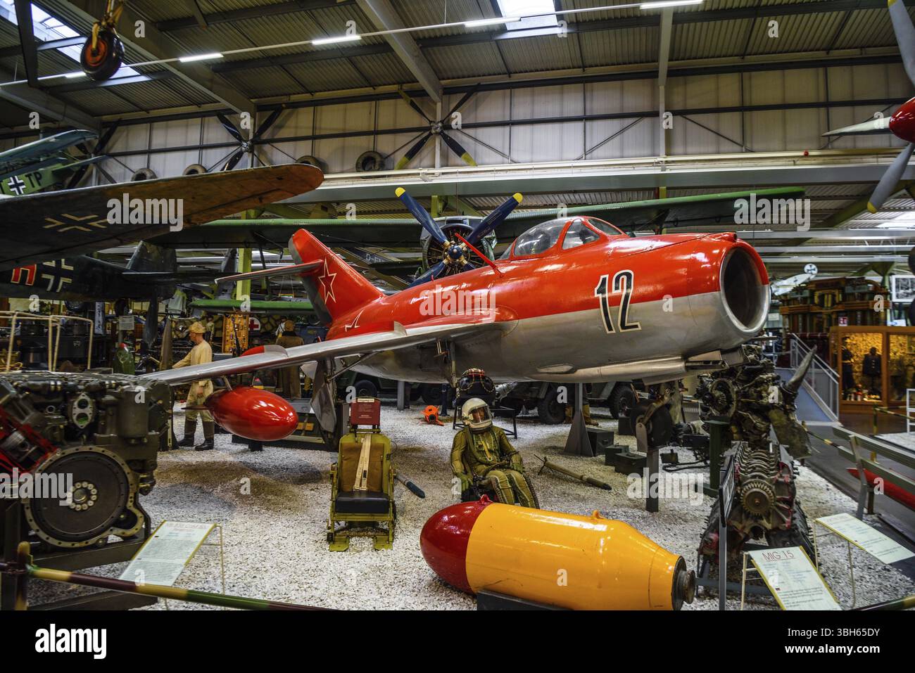 SINSHEIM, DEUTSCHLAND - MAI 2022:Roter sowjetischer Düsenjäger Mikoyan-Gurevich MiG-15 Typ 14 Fagot 1947 Stockfoto