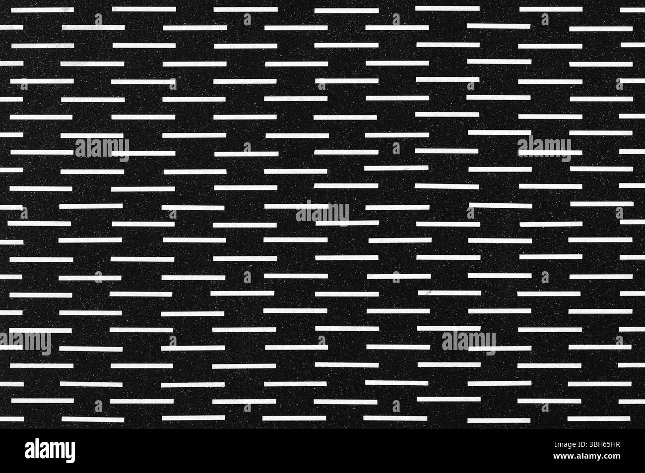 Horizontale weiße Zufallslinien, nahtloser Hintergrund. Schwarze Zellstruktur Stockfoto