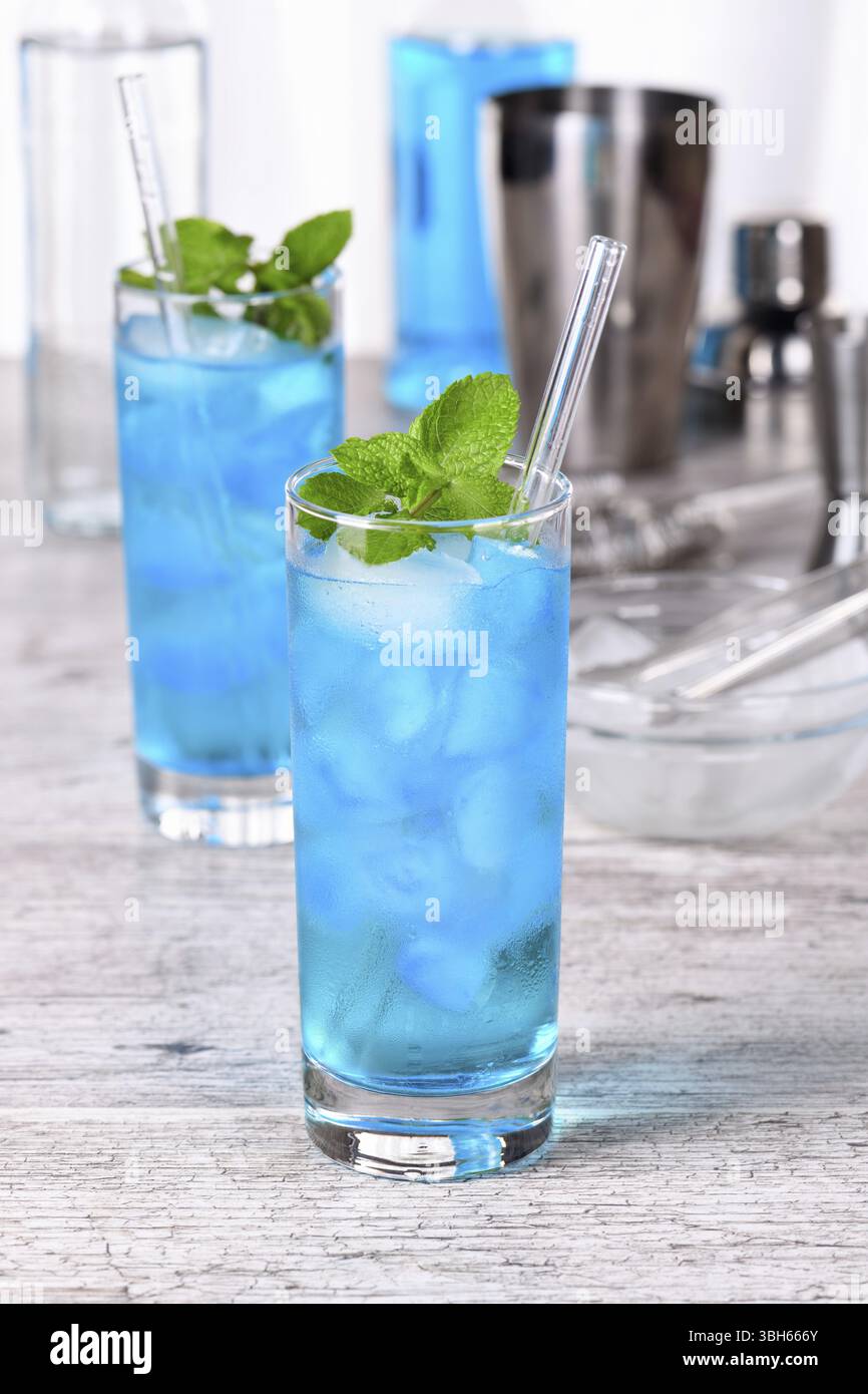 Blauer Mojito. Cocktails Blue Curacao auf Likörbasis Stockfoto