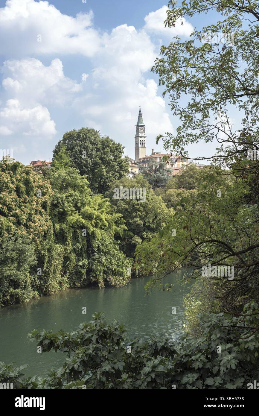 Brembo Fluss in Ponte San Pietro, Bergamo, Italien. Italienische Landschaften. Ponte San Pietro (BG), ITALIEN - 27. August 2020 Stockfoto