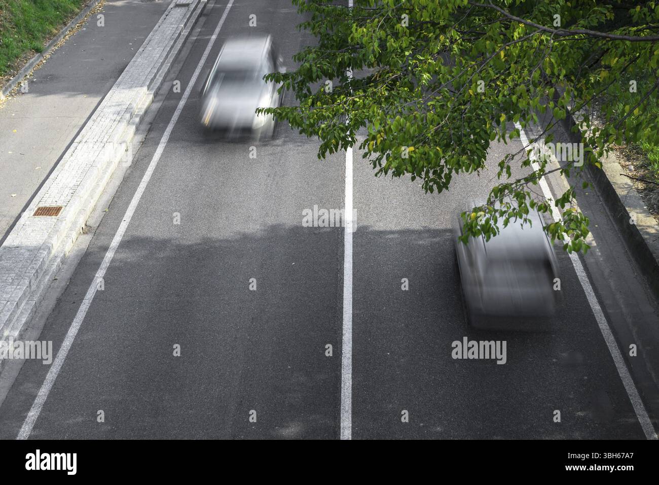 Motion Blur von Autos in Luftbild und über die Straße. (Geschwindigkeitsbegrenzungen - Verstöße-Kameras) Stockfoto
